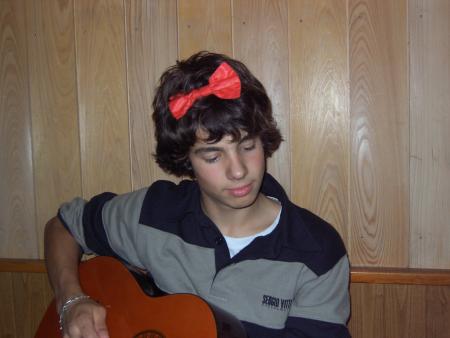 fripounet trop sexy avec son noeu dans les cheveux..